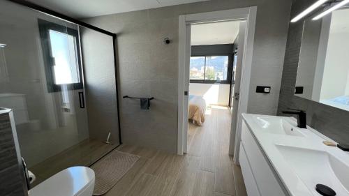 Koupelna v ubytování Villa Moderna con Piscina y Vistas al Canal en Roses AV-44