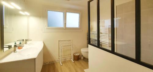a bathroom with a sink and a toilet at Maison Ty Plage in Quiberon