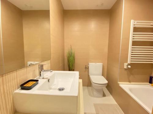 Kúpeľňa v ubytovaní Atico-duplex moderno en en el centro de Roses AV-65