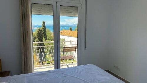 Postel nebo postele na pokoji v ubytování Apartamento frente al mar centro Roses AV 59