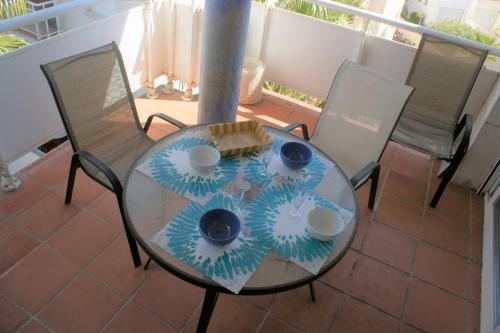 Apartamento con vistas al canal en residencia con piscina AV-20