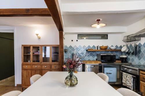 une cuisine avec une table avec un vase de fleurs dessus dans l'établissement Chic Old Town Apartment, à Nice