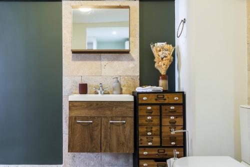 une salle de bain avec un lavabo et un miroir dans l'établissement Chic Old Town Apartment, à Nice