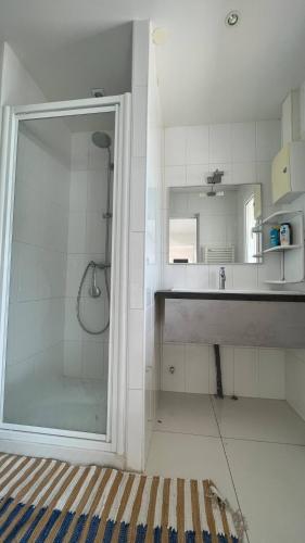 Precioso apartamento moderno en primera linea del mar AV-11