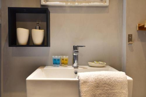 A modern rustic cosy apartment at the foot of Mount Lycabettus