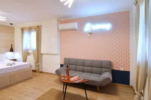 salon z kanapą, łóżkiem i stołem w obiekcie Petralona, a sweet and cozy apartment w Atenach