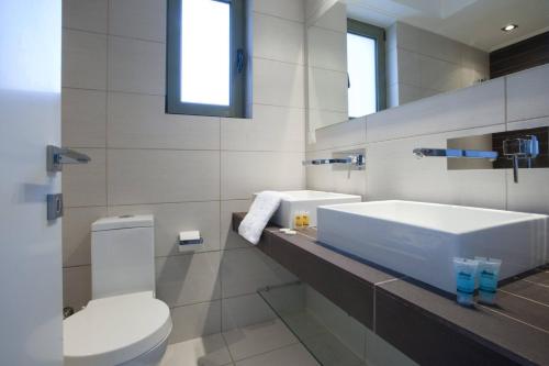 Kúpeľňa v ubytovaní Voula, A modern, minimal and stylish, apartment