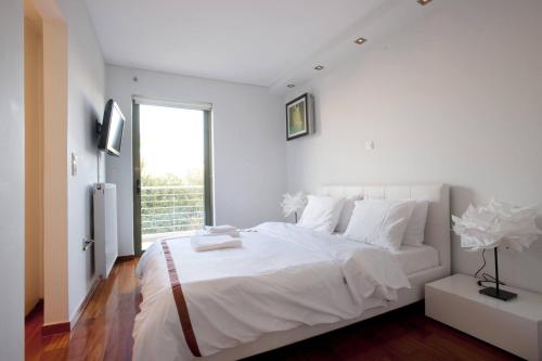 Posteľ alebo postele v izbe v ubytovaní Voula, A modern, minimal and stylish, apartment