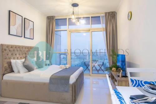 Un dormitorio con una cama y una ventana grande en Bloomfields Stu In Carson, en Dubai Marina