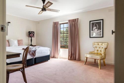 Ένα ή περισσότερα κρεβάτια σε δωμάτιο στο Hunter House - Castlemaine