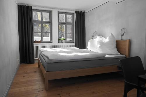 Ένα ή περισσότερα κρεβάτια σε δωμάτιο στο Ferienhaus Zur grauen Maus in Arnstadt mit Parkplatz und Garten