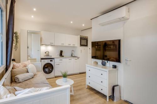a living room with a couch and a kitchen at Cosy Studio with Balcony in Spijkenisse