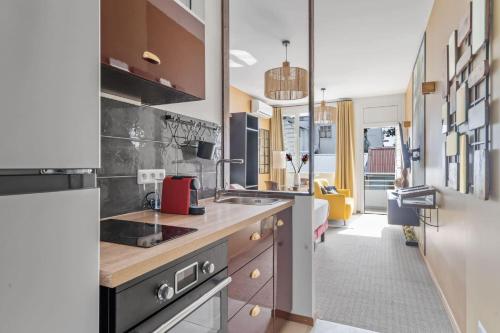 a kitchen with a sink and a stove at Le Botanik Jardin Tropical in Fort-de-France