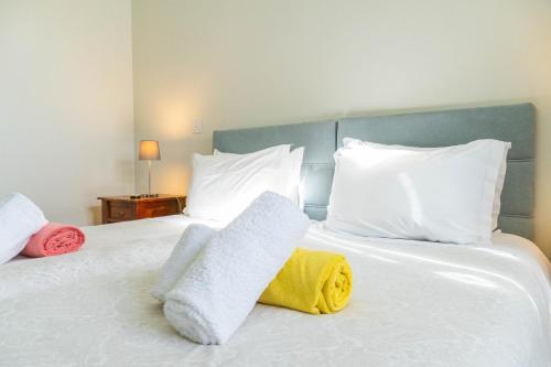 a bedroom with two beds with white sheets and pillows at Quinta São José da Relva in Ponta Delgada