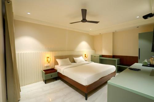 a bedroom with a bed and a ceiling fan at Hotel Square 36 in Kota
