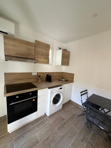 une cuisine avec une machine à laver et un lave-linge dans l'établissement Famille ou entre Amis au Grau d Agde appartements pour 10 Pers, au Grau-dʼAgde