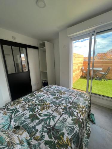 une chambre avec un lit et une grande fenêtre dans l'établissement Famille ou entre Amis au Grau d Agde appartements pour 10 Pers, au Grau-dʼAgde