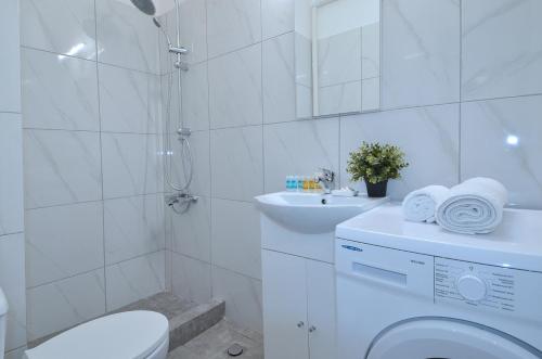 A bathroom at A heart apartment at Skouze Hill, Dirrachiou