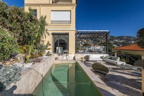 une maison avec une piscine devant une maison dans l'établissement Villa Margot ' Exceptional Place, à Villefranche-sur-Mer