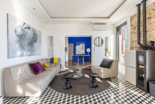 un salon avec un canapé et une table dans l'établissement Villa Margot ' Exceptional Place, à Villefranche-sur-Mer