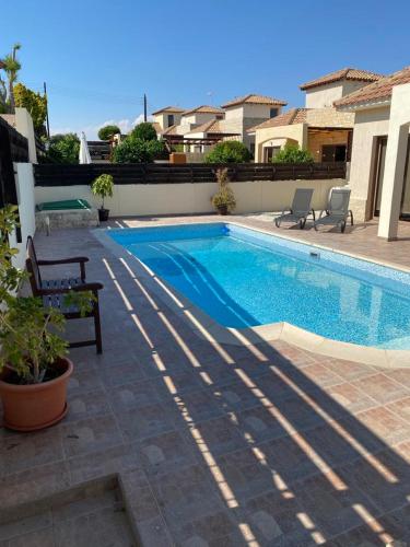 Piscina a Villa Trachonas o a prop
