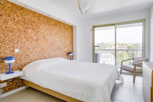 - une chambre avec un mur en briques et un lit dans l'établissement Pool, Sea & Absolute Comfort, à Juan-les-Pins
