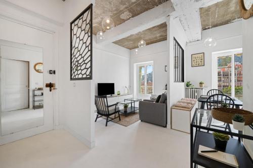 un salon décloisonné avec une salle à manger et un salon dans l'établissement L Écrin du Palace, cosy 2 pièces, à Menton
