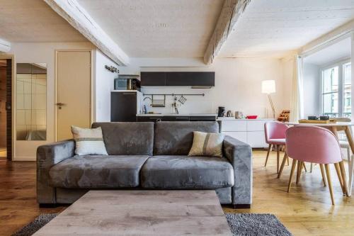 un salon avec un canapé et une cuisine dans l'établissement Joli loft entre le vieux Nice et le port, à Nice