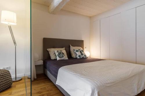 une chambre avec un lit et une paroi vitrée dans l'établissement Joli loft entre le vieux Nice et le port, à Nice