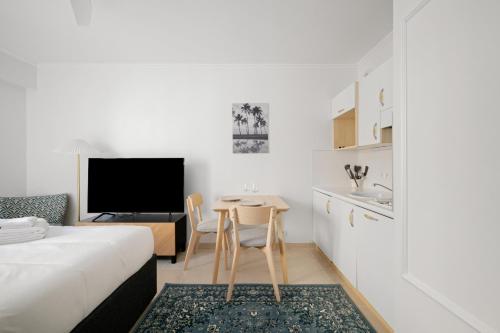 Ce petit appartement comprend une petite table à manger et une cuisine. dans l'établissement Studio pour deux très jolie au centre ville, à Menton