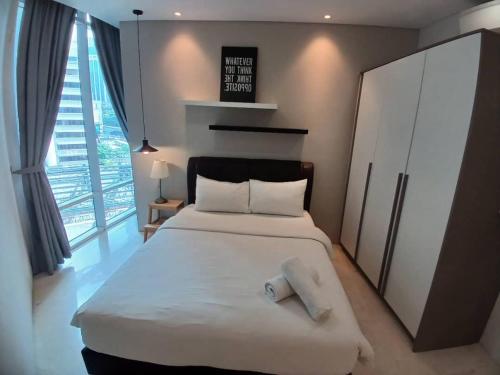 Ένα ή περισσότερα κρεβάτια σε δωμάτιο στο VORTEX SUITS KLCC by MMHB