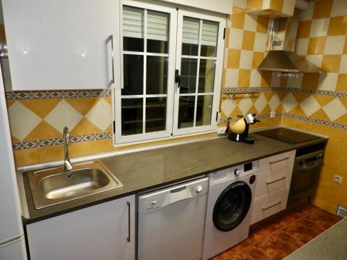 O bucătărie sau chicinetă la Chalet con piscina El Refugio de Venecia