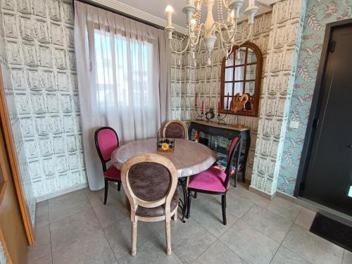 TV a/nebo společenská místnost v ubytování Atico con gran terraza y vistas en Cudon