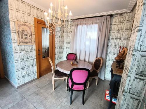 Posezení v ubytování Atico con gran terraza y vistas en Cudon