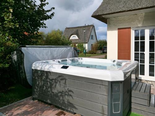 a hot tub in the backyard of a house at C 6 Reethaus Strandkorb mit Außenwhirlpool und Sauna in Gramkow