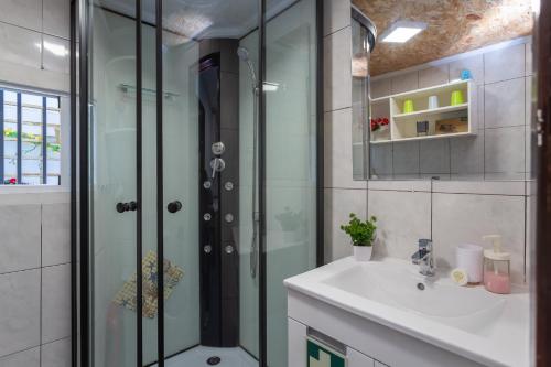 Ένα μπάνιο στο BeGuest Atlantic Apartment