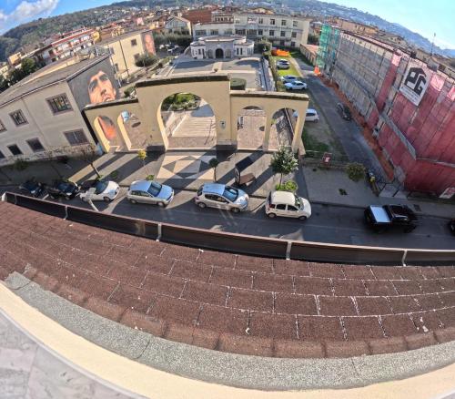 an overhead view of a parking lot with cars parked at La Mansarda in Quarto