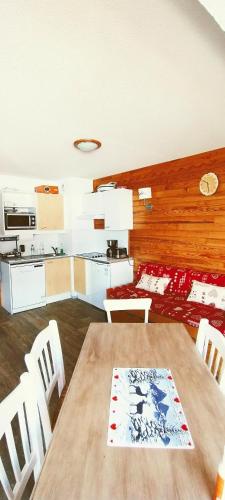 une pièce avec une table, des chaises et un lit dans l'établissement Valmeinier 1800 Ecrin des Neiges, à Valmeinier