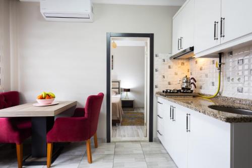Η κουζίνα ή μικρή κουζίνα στο Ayyıldız Pansiyon Apart