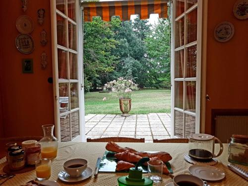 an open door with a view of a yard at Le pré de Bonhomme in Le Mazeau