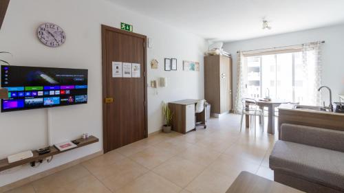 un soggiorno con una TV a parete di Modern & Central 2 bedroom & 2 bathrooms apartment a Msida