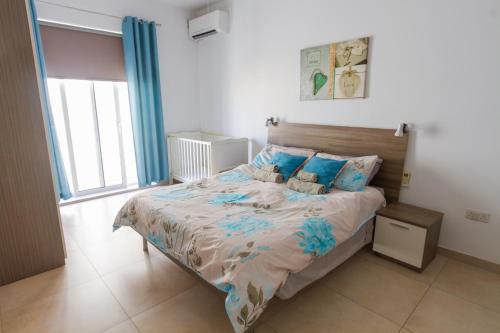 Postel nebo postele na pokoji v ubytování Modern & Central 2 bedroom & 2 bathrooms apartment