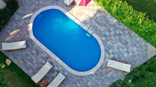 una vista aérea de una piscina azul con sillas en Apartment Sonja 1, en Šilo