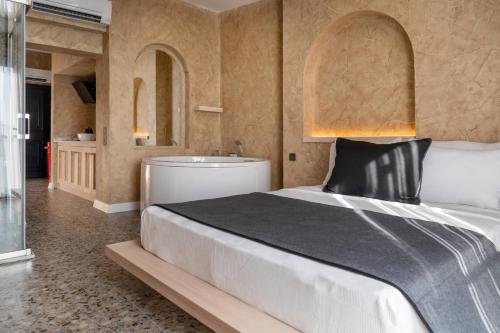 Postel nebo postele na pokoji v ubytování Lucky Monkey Midi Hotel