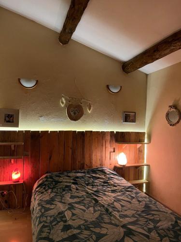 - une chambre avec un lit et deux lumières au plafond dans l'établissement Maison de famille idéale pour vacances sur la côte d'azur, à Antibes