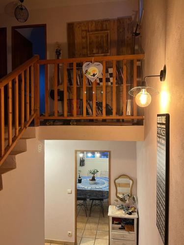 un salon avec un escalier et une table dans l'établissement Maison de famille idéale pour vacances sur la côte d'azur, à Antibes