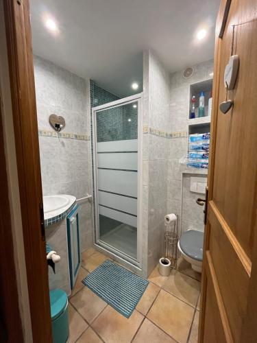 une salle de bain avec une douche, des toilettes et un lavabo dans l'établissement Maison de famille idéale pour vacances sur la côte d'azur, à Antibes