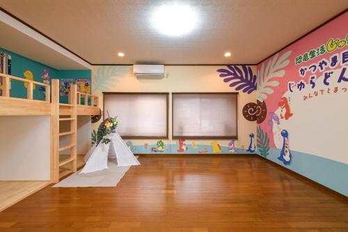 a room with a staircase and a wedding bouquet at 恐竜好きのファミリーに大人気 かつやま民泊 じゅらどんの家 ぬいぐるみプレゼント中 in Katsuyama