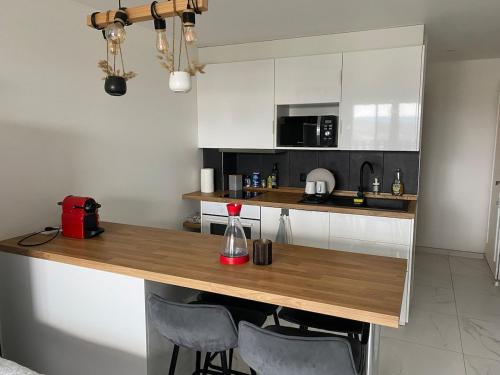 une cuisine avec un comptoir en bois dans une pièce dans l'établissement Studio Côte & Vague - Votre parenthèse océan à Lacanau, à Lacanau
