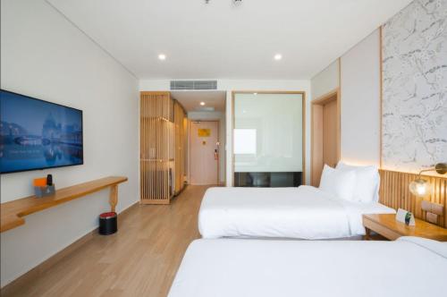 Una cama o camas en una habitación de Seabird Hotel Thien Cam